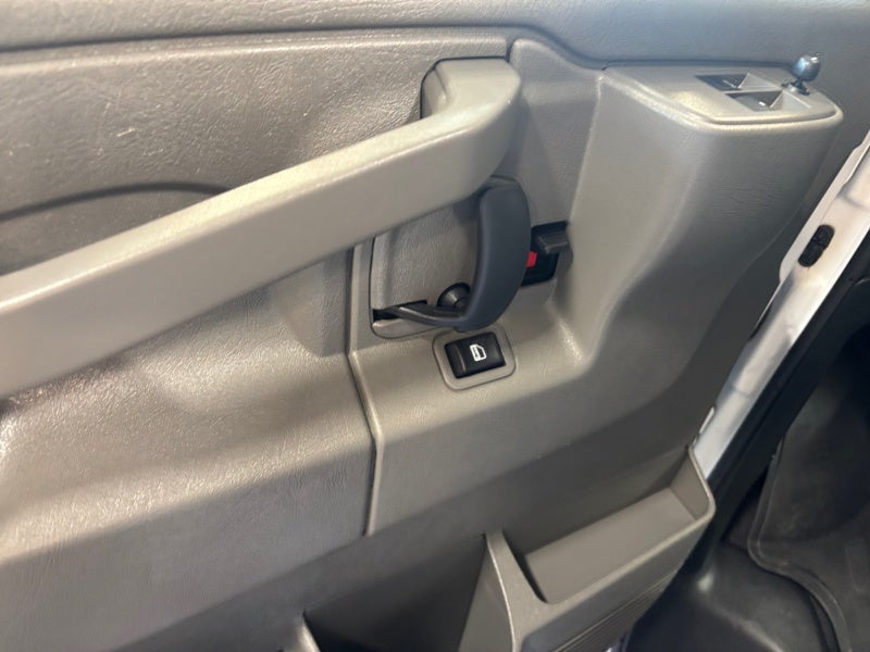 2024 Chevrolet Express Passenger 2500 1LT