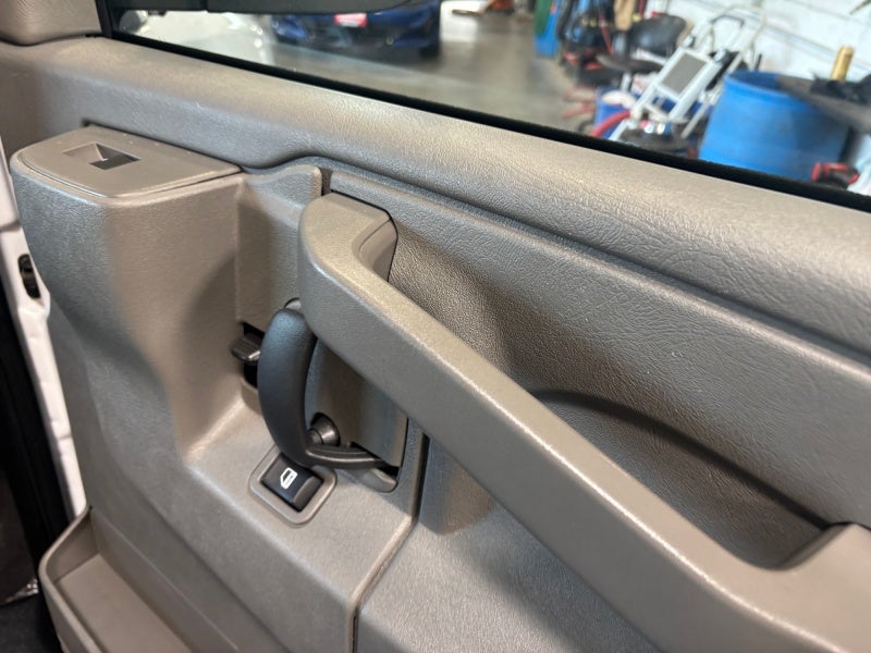 2024 Chevrolet Express Passenger 2500 1LT