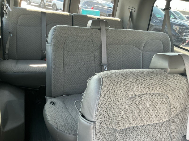 2025 Chevrolet Express Passenger 3500 1LS