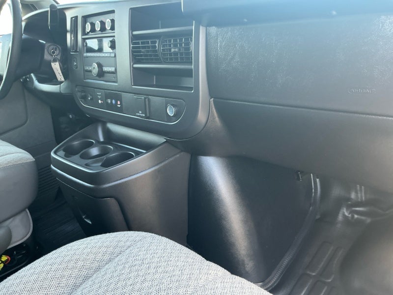 2025 Chevrolet Express Passenger 3500 1LS