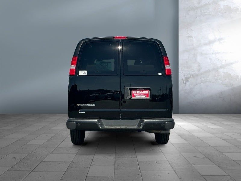 2025 Chevrolet Express Passenger 3500 1LS