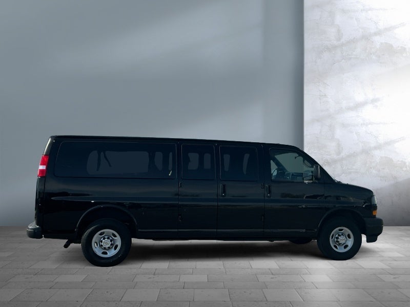 2025 Chevrolet Express Passenger 3500 1LS