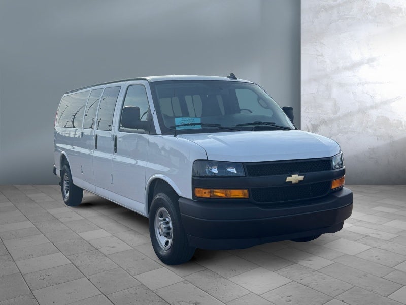 2025 Chevrolet Express Passenger 3500 1LS