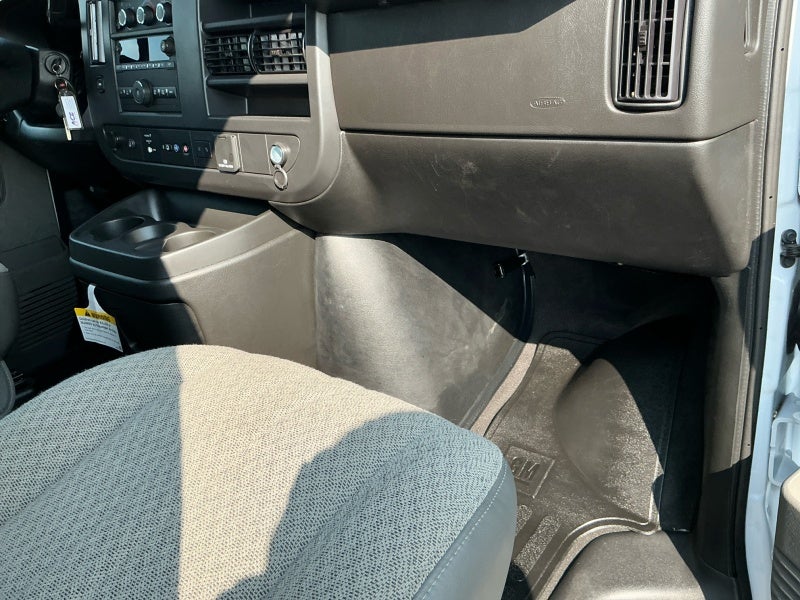 2025 Chevrolet Express Passenger 3500 1LT