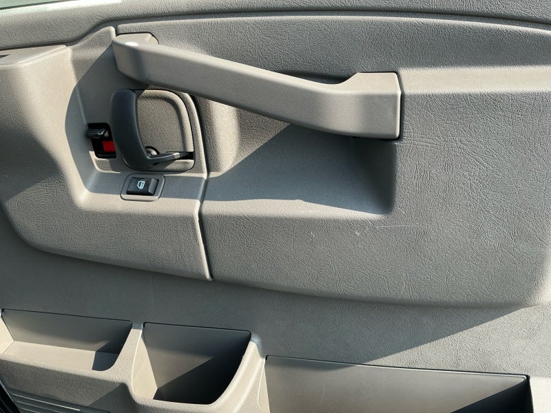 2025 Chevrolet Express Passenger 3500 1LT