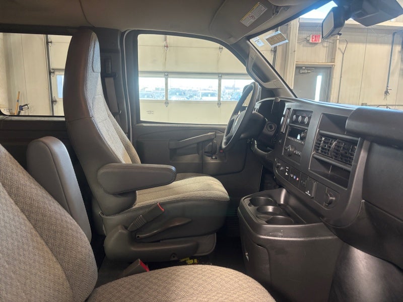 2025 Chevrolet Express Passenger 3500 1LT