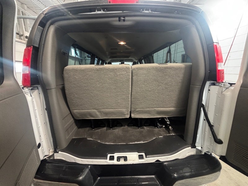 2025 Chevrolet Express Passenger 3500 1LT