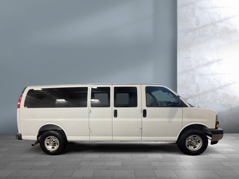 2025 Chevrolet Express Passenger 3500 1LT