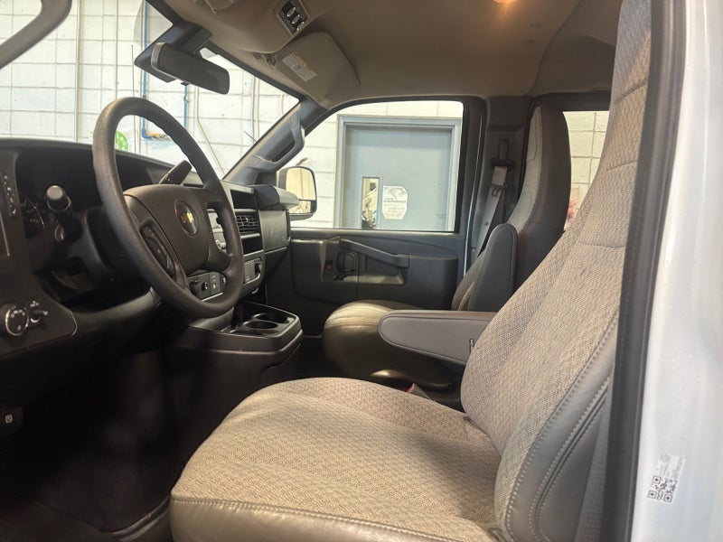 2025 Chevrolet Express Passenger 3500 1LT