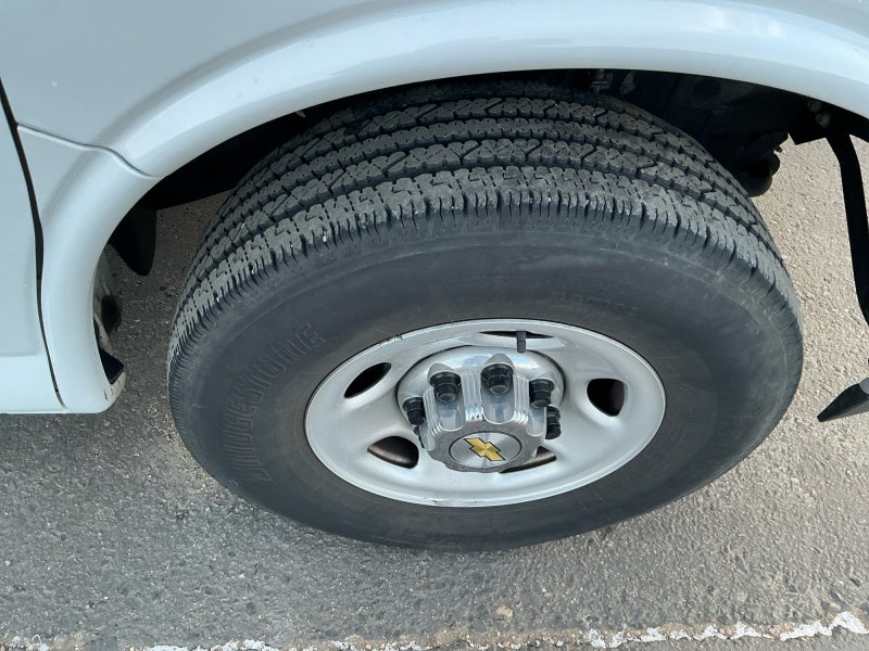 2024 Chevrolet Express Passenger 3500 1LT