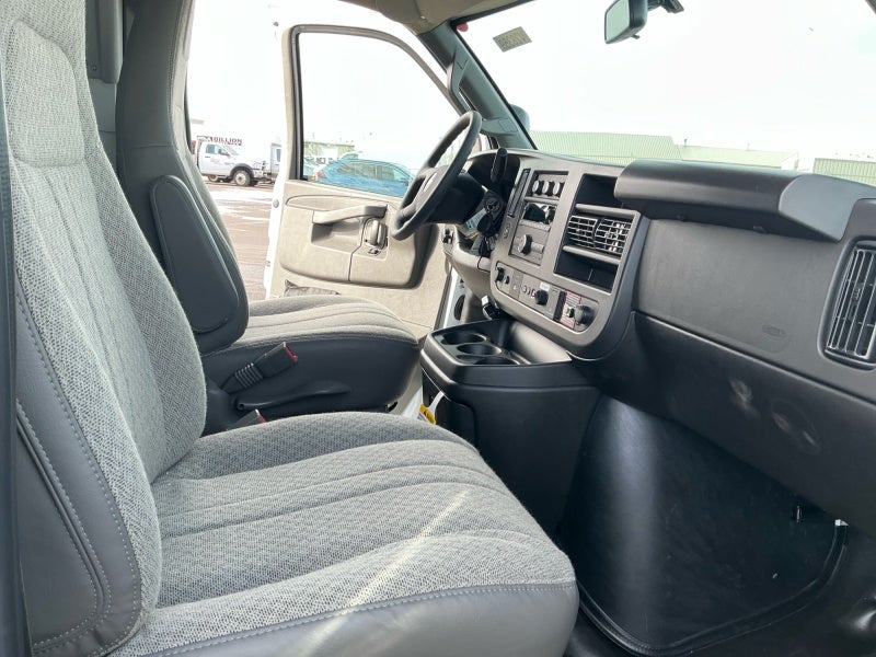 2025 Chevrolet Express Cutaway 3500 1WT