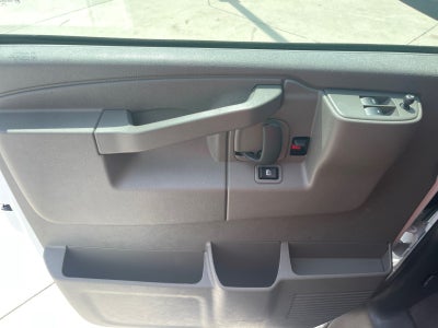 2024 Chevrolet Express Passenger 3500 1LT