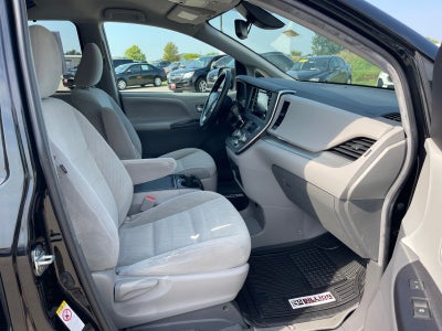 2019 Toyota Sienna LE