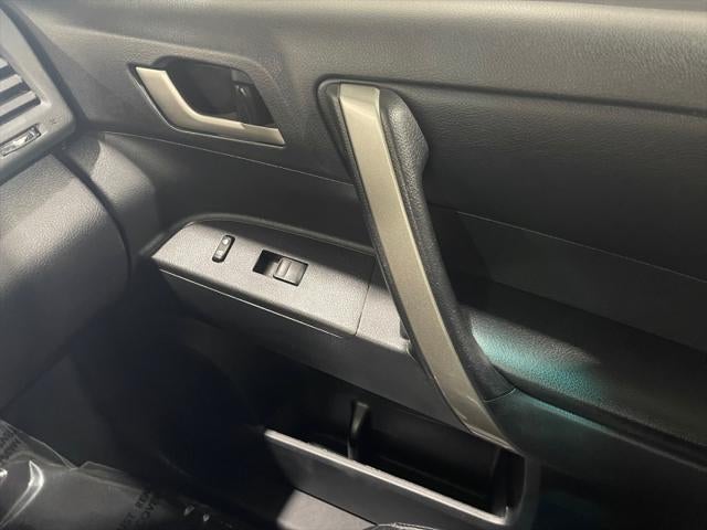 2012 Toyota HIGHLANDER SE