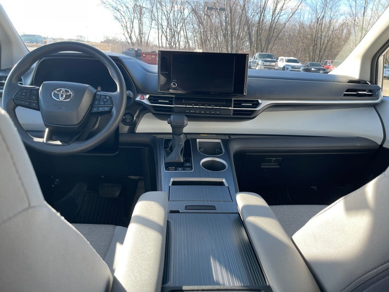 2025 Toyota Sienna LE