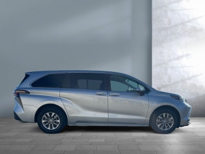 2025 Toyota Sienna LE